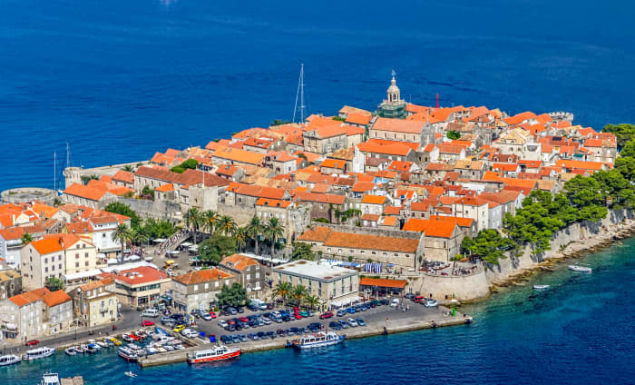 De stad Korčula, het scheepswrak op het schiereiland Pelješac en het eiland Badija-herten