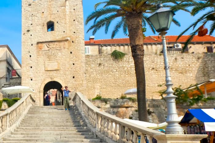 De stad Korčula, het scheepswrak op het schiereiland Pelješac en het eiland Badija-herten