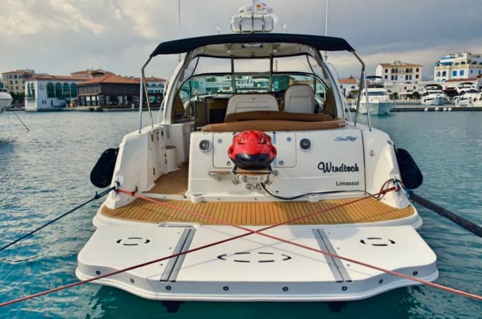 Escursione di mezza giornata a Limassol su uno yacht a motore.