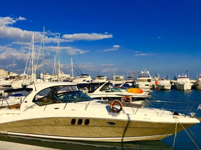 Escursione di mezza giornata a Limassol su uno yacht a motore.