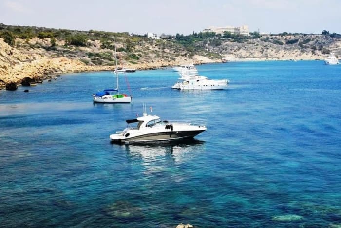 Escursione di mezza giornata a Limassol su uno yacht a motore.