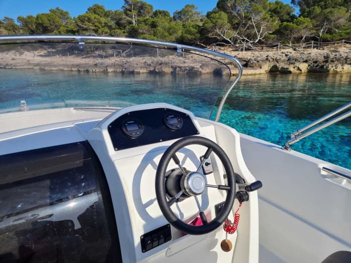 Gita in barca attraverso le calette più belle di Minorca