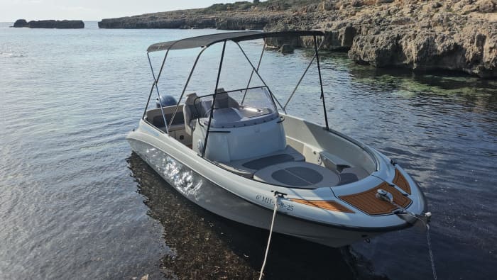 Gita in barca attraverso le calette più belle di Minorca