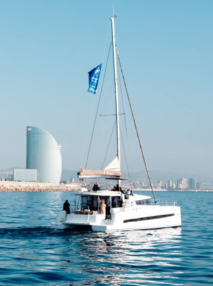 Lyxig privat katamaran i Barcelona | Skeppare + värdinna ingår
