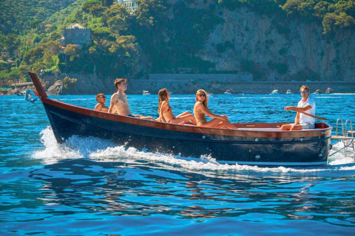 Belleza atemporal en barco: explora la costa de Portofino con estilo