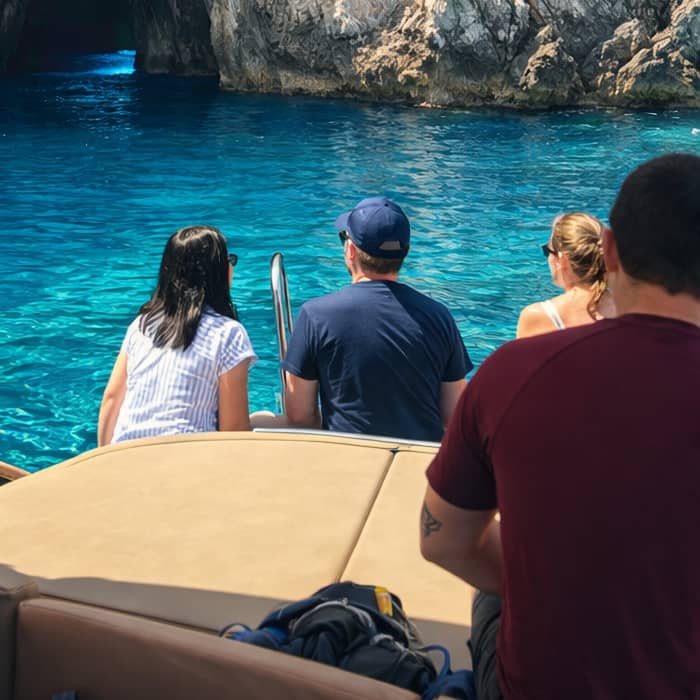 Boottocht naar Capri en de Blauwe Grot met een lokale schipper en ontdekkingstocht naar verborgen pareltjes.