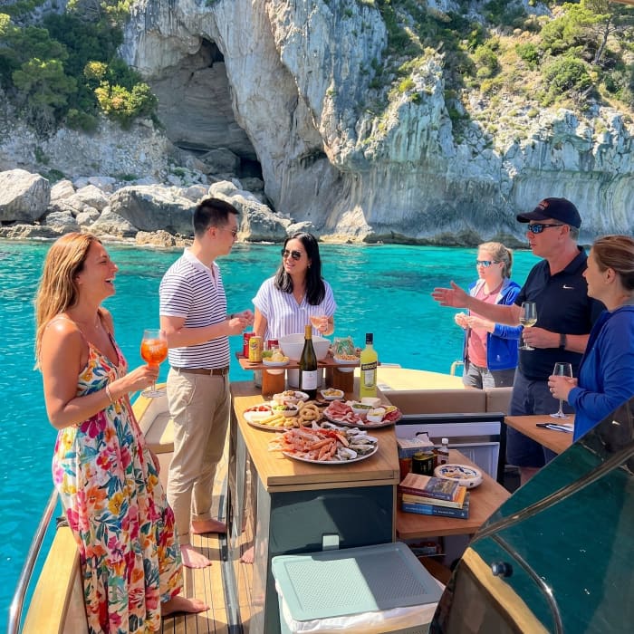 Boottocht naar Capri en de Blauwe Grot met een lokale schipper en ontdekkingstocht naar verborgen pareltjes.