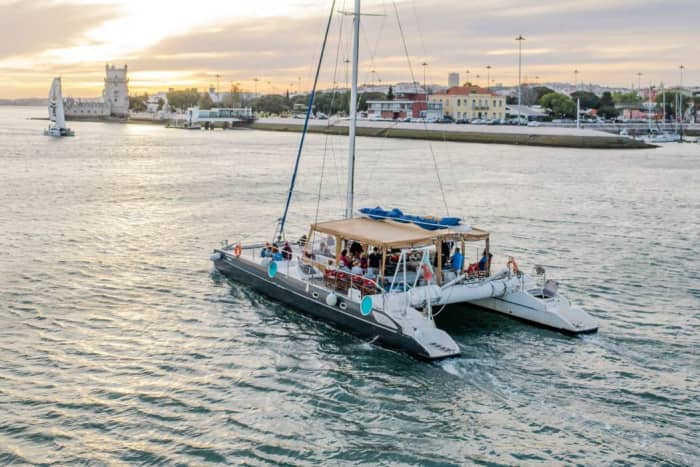 Lisbonne avec style : excursion privée en catamaran de 3 heures avec option d'arrêt baignade
