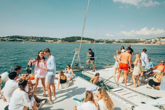 Lisbonne avec style : excursion privée en catamaran de 3 heures avec option d'arrêt baignade