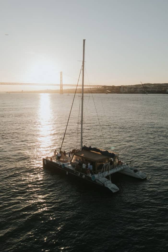 Lisbonne dorée : expérience privée en catamaran au coucher du soleil sur le Tage