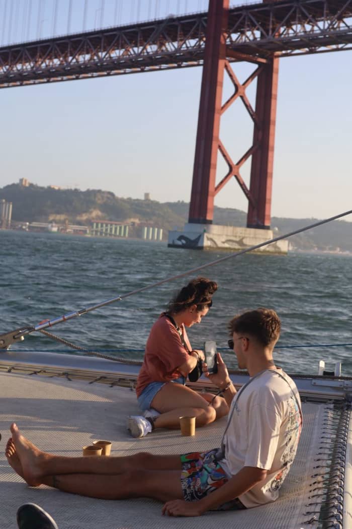 Croisière sonore à Lisbonne : soirée privée en catamaran avec DJ set en direct