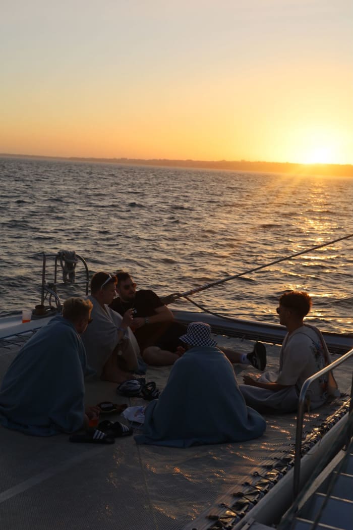Lisbonne dorée : expérience privée en catamaran au coucher du soleil sur le Tage