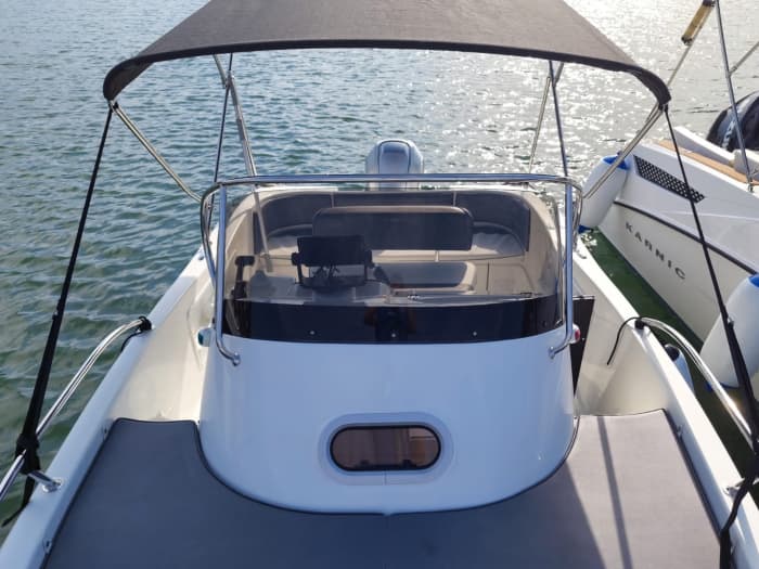 Um dia em Pula: Desfrute de 9 horas de descobertas em um barco a motor.