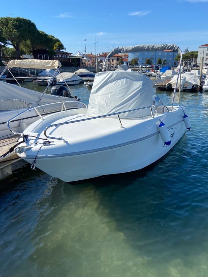 Um dia em Pula: Desfrute de 9 horas de descobertas em um barco a motor.