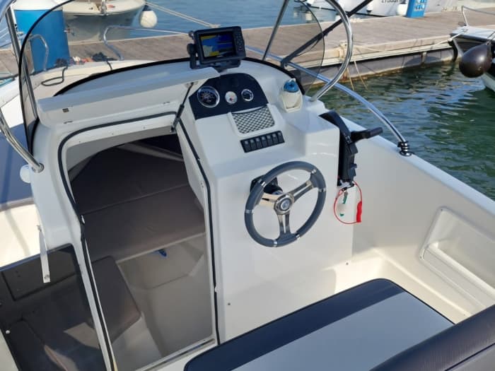 Um dia em Pula: Desfrute de 9 horas de descobertas em um barco a motor.