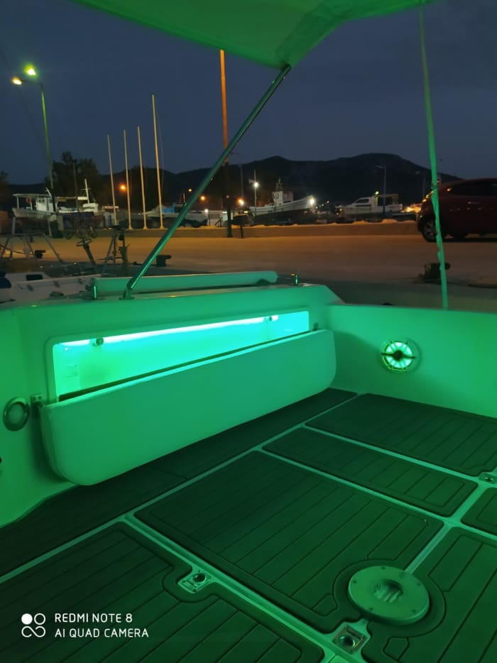 Profitez de chaque instant : une journée ensoleillée autour de Salamine en bateau à moteur