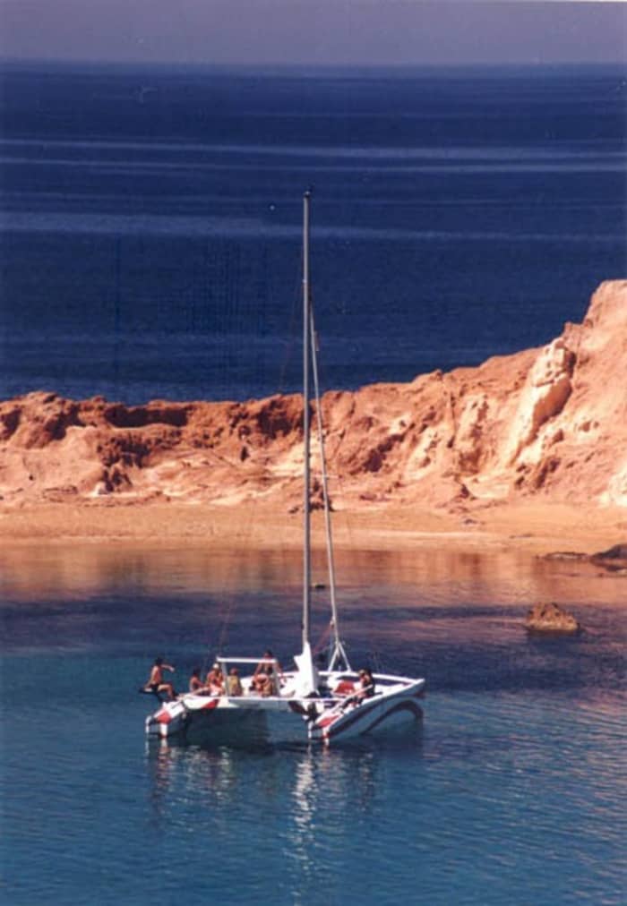 Scopri Fornells, Minorca, su un catamarano per un'intera giornata