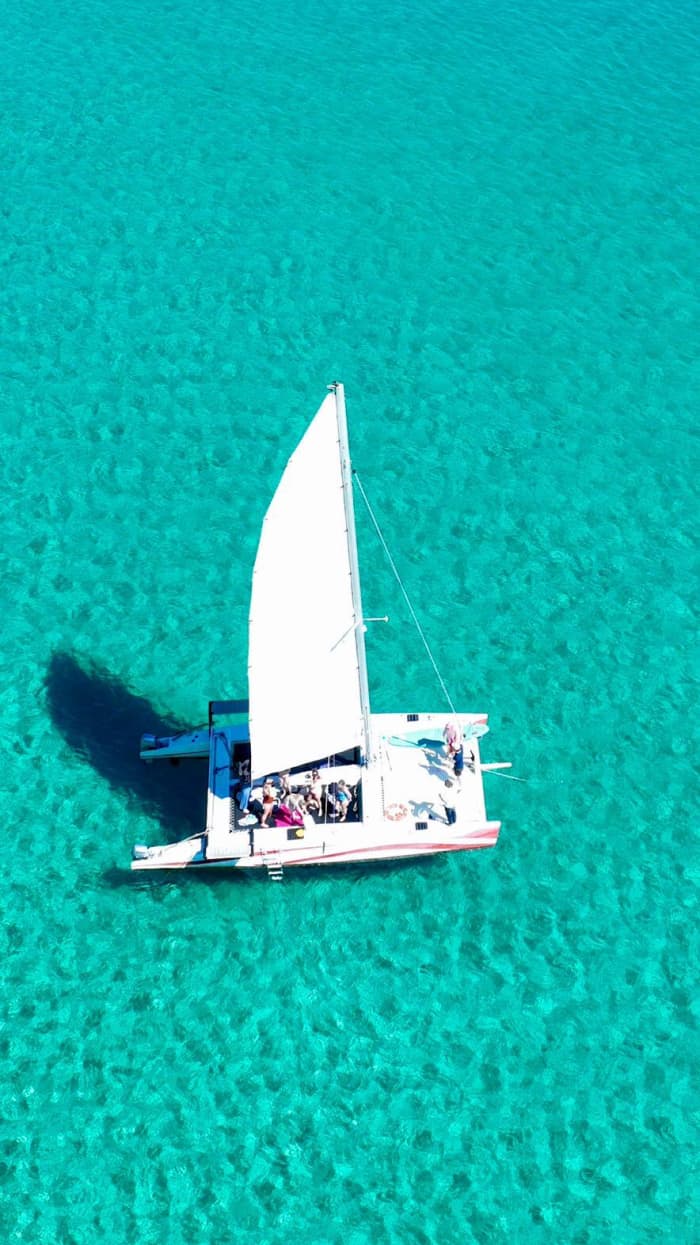 Scopri Fornells, Minorca, su un catamarano per un'intera giornata