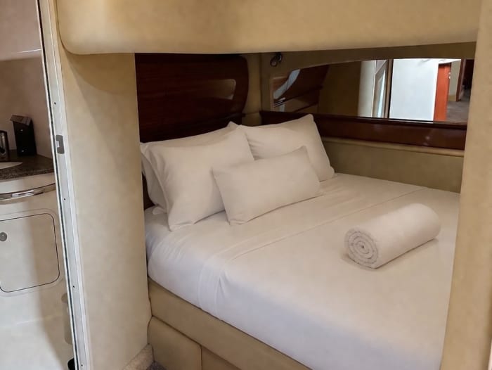Vue imprenable sur le port de Skiathos : une journée exceptionnelle à bord d’un yacht à moteur