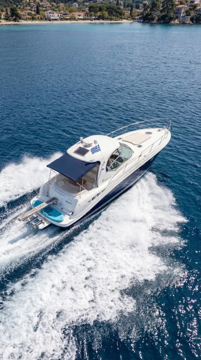 Vue imprenable sur le port de Skiathos : une journée exceptionnelle à bord d’un yacht à moteur