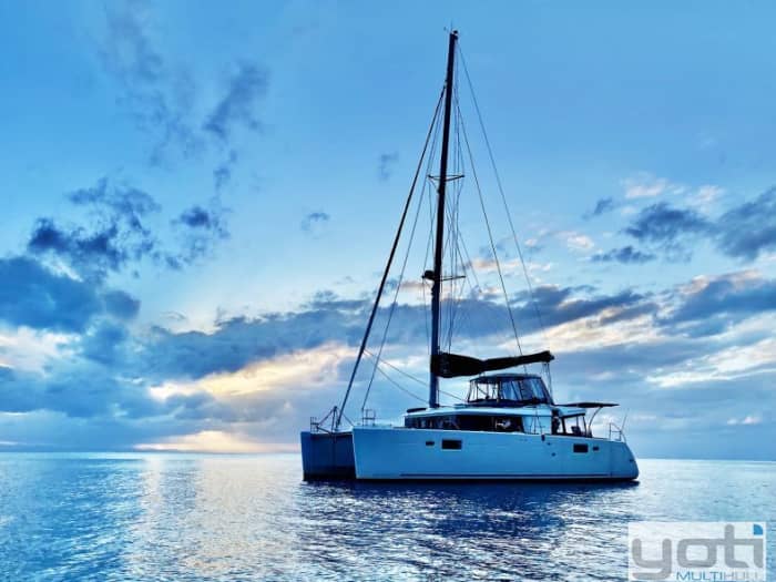 Halbtages- und Sonnenuntergangskreuzfahrt – Entdecken Sie Santorin vom Meer aus an Bord einer Lagoon 450F