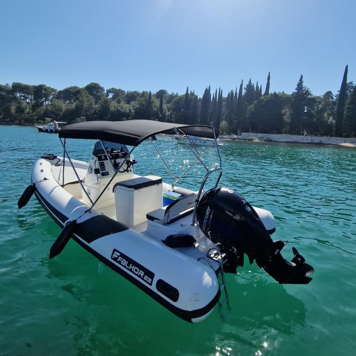Genießen Sie die Sonne auf einer 8-stündigen Bootsfahrt in Rovinj.