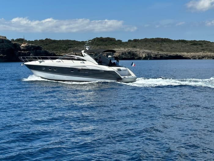 Discover the best coves of Menorca aboard the Yara Princess V50