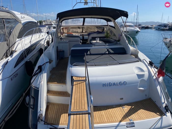 Discover the best coves of Menorca aboard the Yara Princess V50