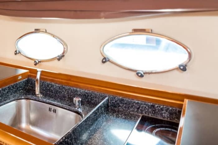 Discover the best coves of Menorca aboard the Yara Princess V50