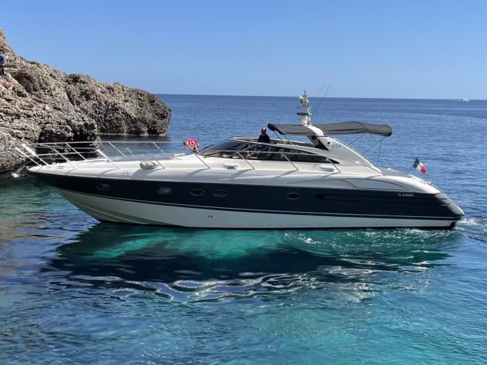 Discover the best coves of Menorca aboard the Yara Princess V50