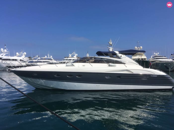 Discover the best coves of Menorca aboard the Yara Princess V50