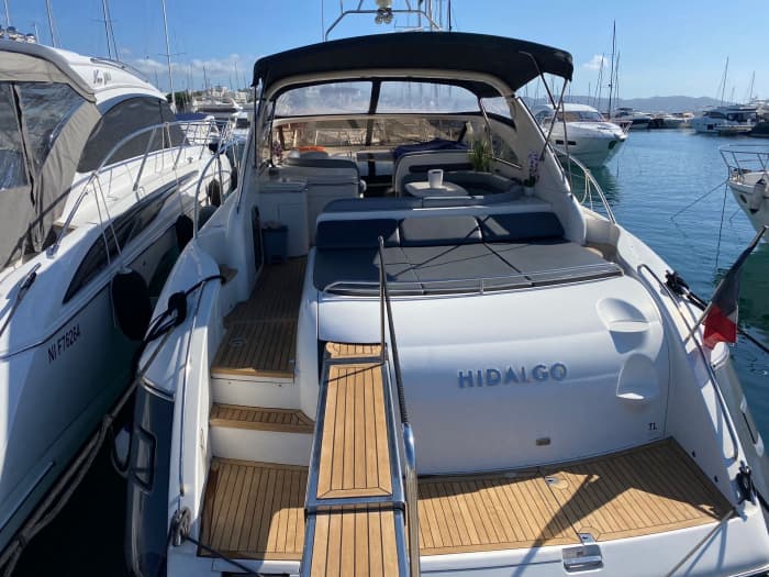 Discover the best coves of Menorca aboard the Yara Princess V50