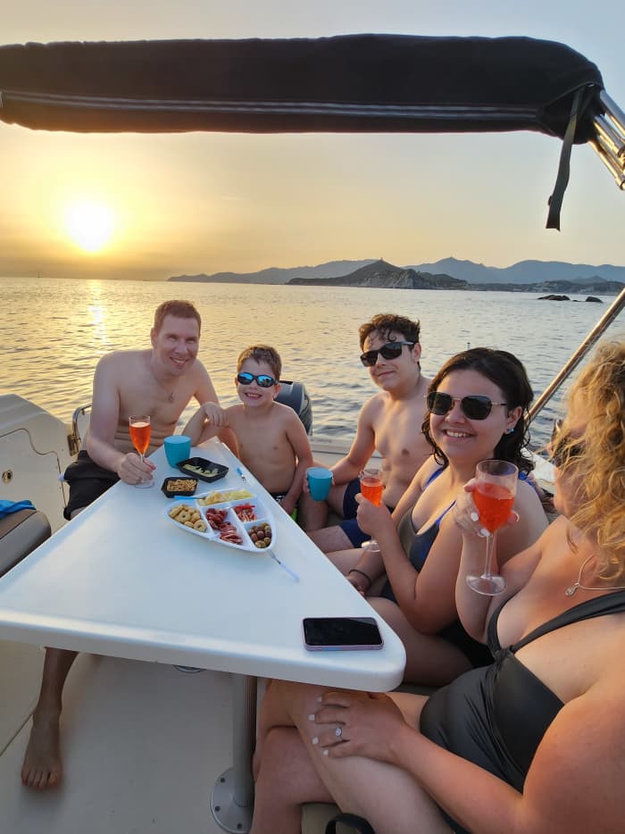 Gourmetproeverij bij zonsondergang op een minijacht