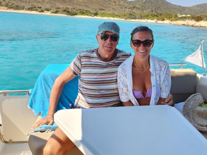 Visite exclusive en mini-yacht de la zone marine protégée de Villasimius avec un plongeon dans les piscines naturelles de Vénus.