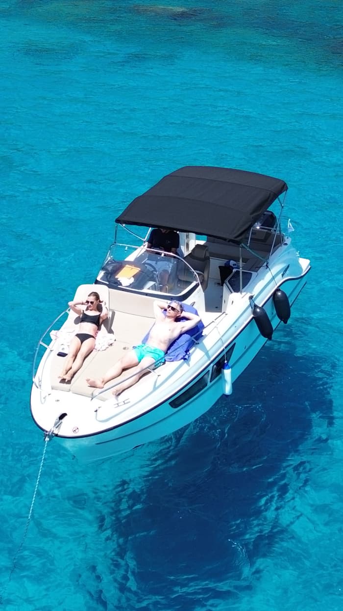 Visite exclusive en mini-yacht de la zone marine protégée de Villasimius avec un plongeon dans les piscines naturelles de Vénus.