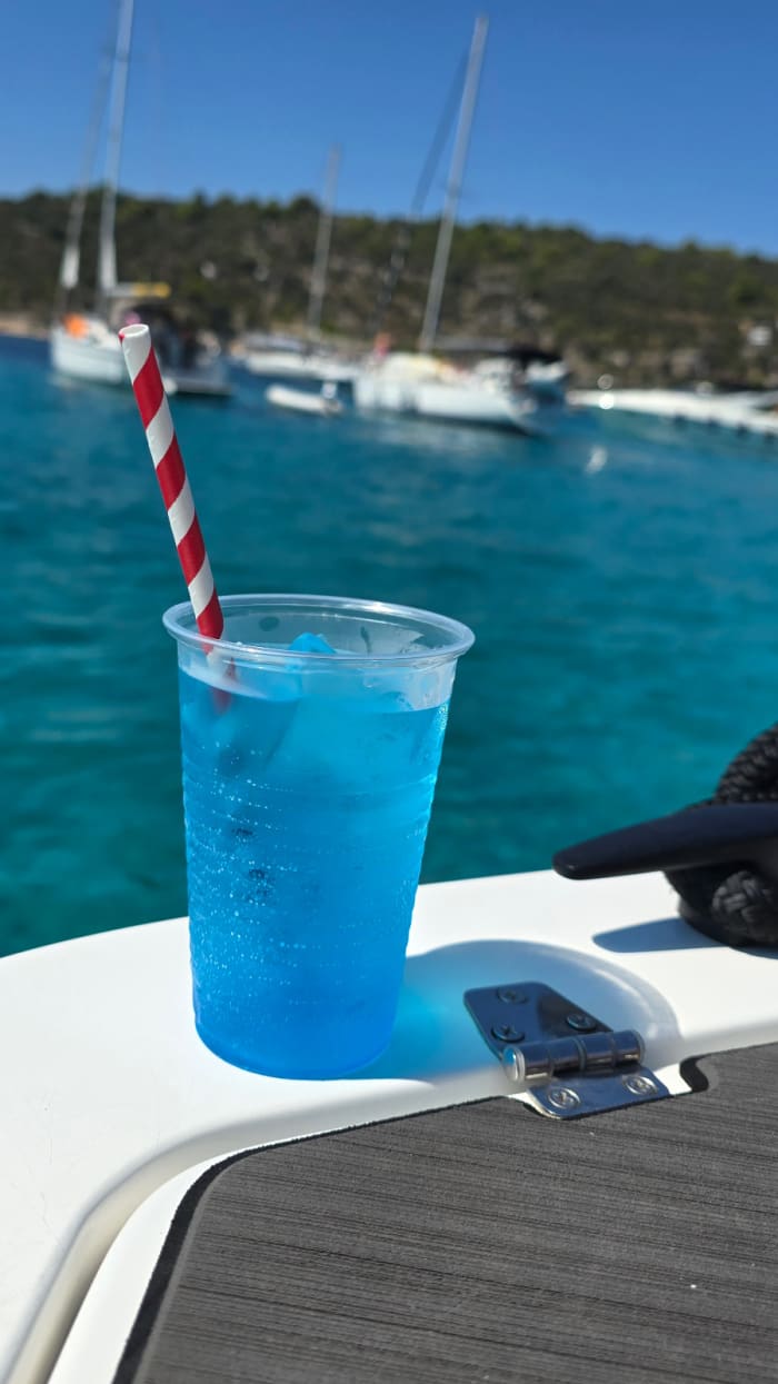 Dagtocht naar het strand van de blauwe lagune en het eiland Šolta – Kristalhelder water en eilandcharme vanuit Trogir