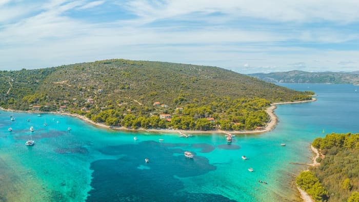 Excursion détente d'une demi-journée – Évasion au lagon bleu et dans la baie de Maslinica en bateau à moteur au départ de Split