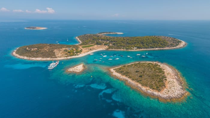 Journée complète dans la grotte bleue et 5 destinations incontournables – L'aventure insulaire ultime au départ de Split