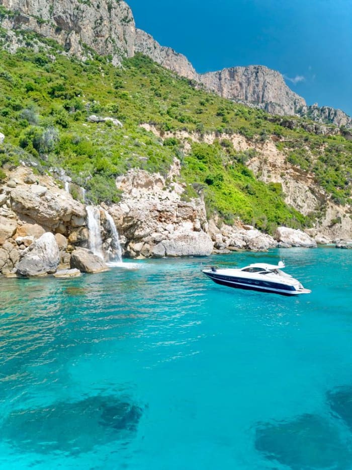 I sogni italiani iniziano in mare: un viaggio di 8 ore nel cuore di Santa Maria Navarrese