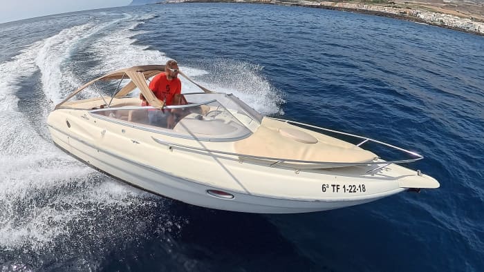 Huur een motorboot voor 3,5 uur plezier.
