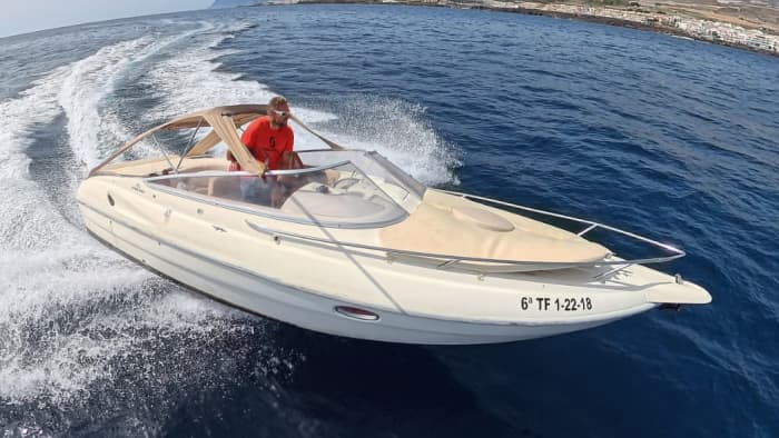 Huur een motorboot voor 3,5 uur plezier.