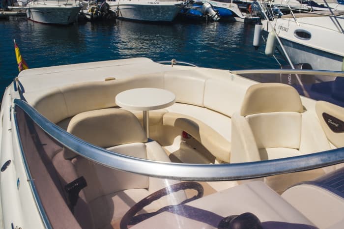 Louez un bateau à moteur pour 3h30 de plaisir