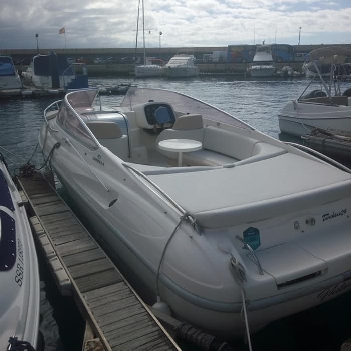 Louez un bateau à moteur pour 3h30 de plaisir