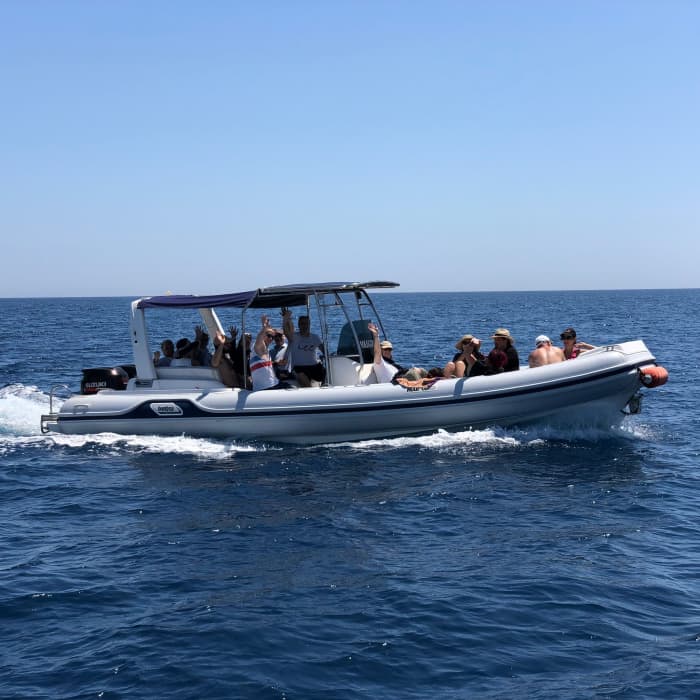 Escapada fácil a Crabonaxa: Un viaje en barco de 4 horas en lancha motora.