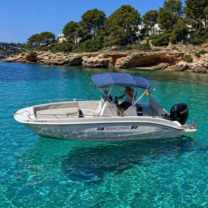 Escapada de medio día: nada, navega y relájate en las calas escondidas de Mallorca.