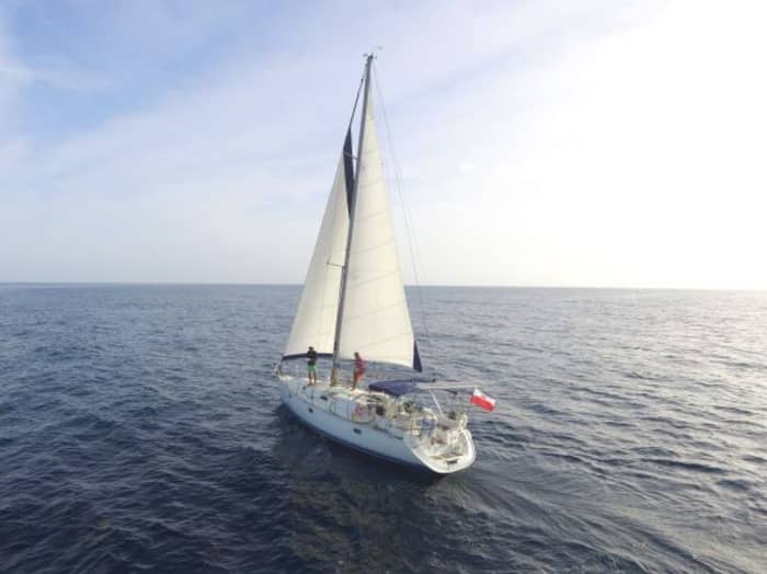 Erkunden Sie Sal und genießen Sie einen ganzen Tag Segeln auf einem Segelboot.