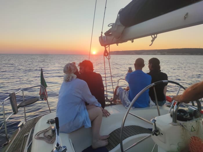 Geniet van een dag op zee in Lampedusa aan boord van een zeilboot.