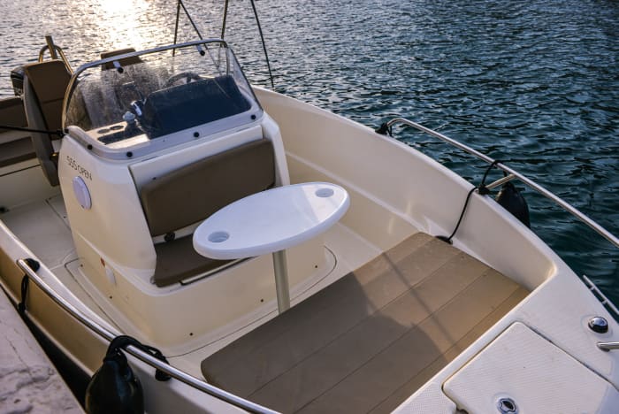 4h to discover Marseille on a motorboat
