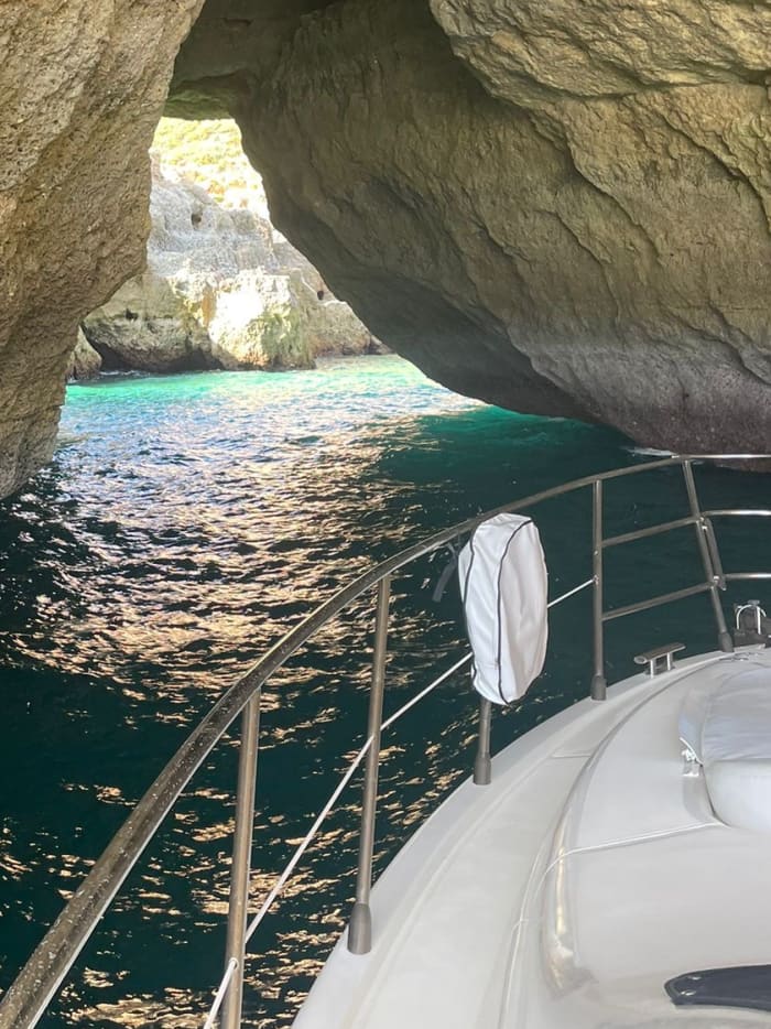 Croisière privée en yacht de 7 heures : Grotte de Benagil, Alfazina, Contrebandiers, entre autres, Déjeuner (prix non inclus), Jet sky (prix non inclus) et Riviera portugaise