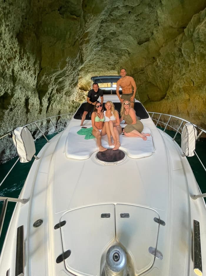 Croisière privée en yacht de 7 heures : Grotte de Benagil, Alfazina, Contrebandiers, entre autres, Déjeuner (prix non inclus), Jet sky (prix non inclus) et Riviera portugaise